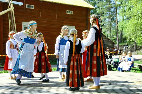 Danseurs non identifiés dans un ensemble folklorique — Photo