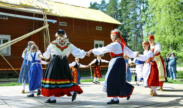 Kimliği belirsiz dansçıları folklor topluluğu — Stok fotoğraf