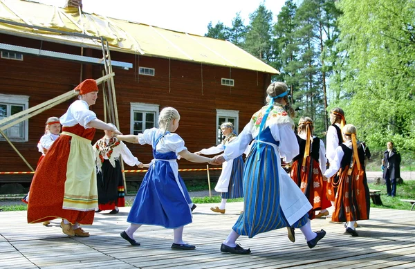 Dançarinos não identificados em conjunto de folclore — Fotografia de Stock