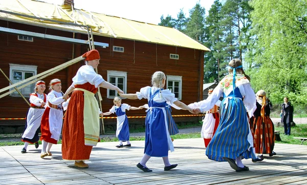 Niet-geïdentificeerde dansers in folklore ensemble — Stockfoto