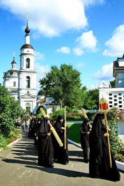 Rahibeler dini geçit töreninde katılmak