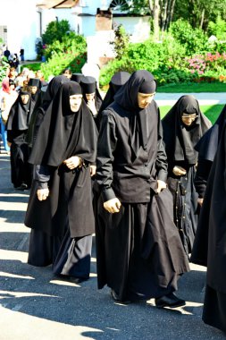 Rahibeler dini geçit töreninde katılmak