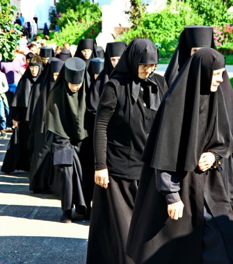 Rahibeler dini geçit töreninde katılmak