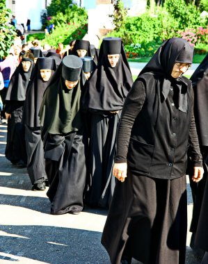 Rahibeler dini geçit töreninde katılmak