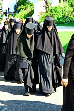 Rahibeler dini geçit töreninde katılmak