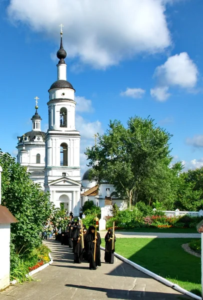 Черниці, брати участь у хресної ходи — стокове фото