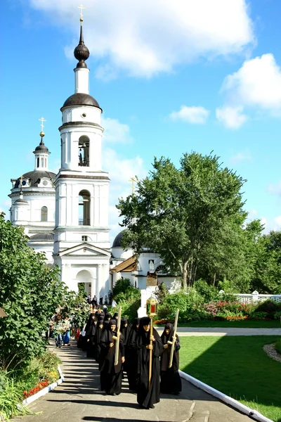 Черниці, брати участь у хресної ходи — стокове фото