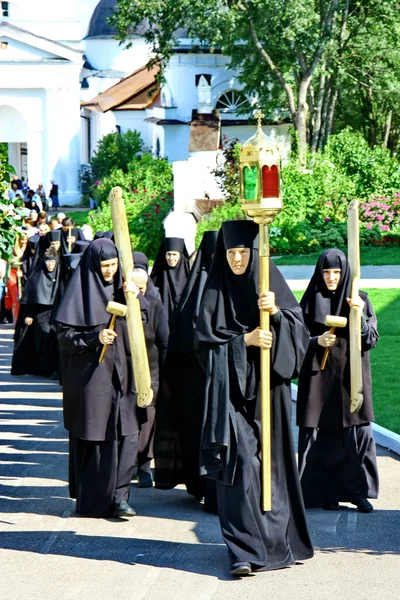 Монахини принимают участие в крестном ходе — стоковое фото