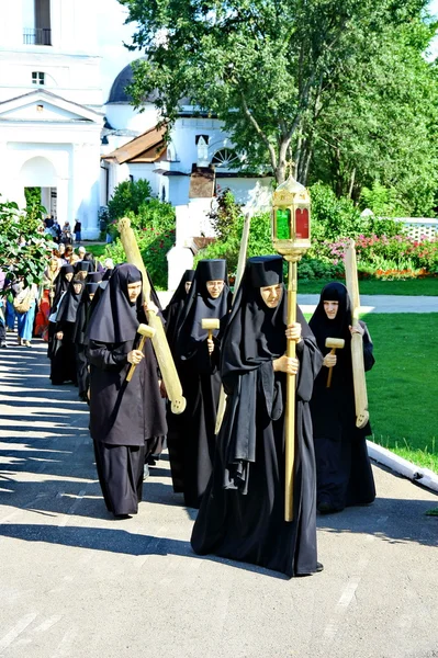 Las monjas participan en la procesión religiosa — Foto de Stock