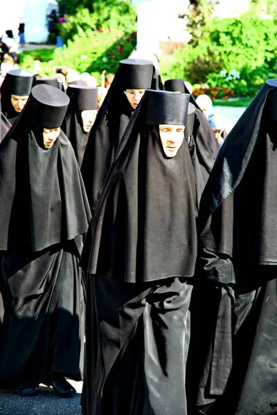 Las monjas participan en la procesión religiosa — Foto de Stock