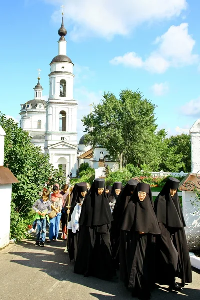 Черниці, брати участь у хресної ходи — стокове фото