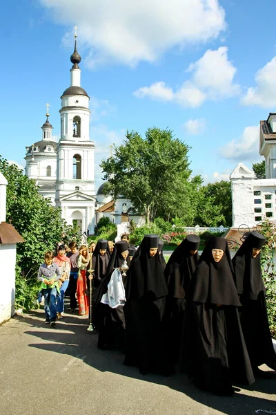 수녀는 종교 행렬에 참여 — 스톡 사진
