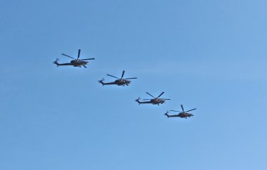 Askeri helikopter uçuş gösteri
