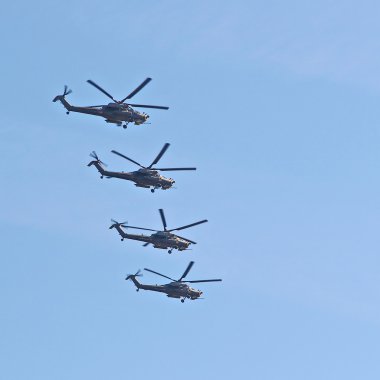Askeri helikopter uçuş gösteri