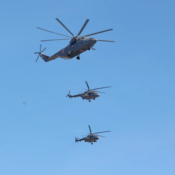 Демонстрационный полет военного вертолета — стоковое фото