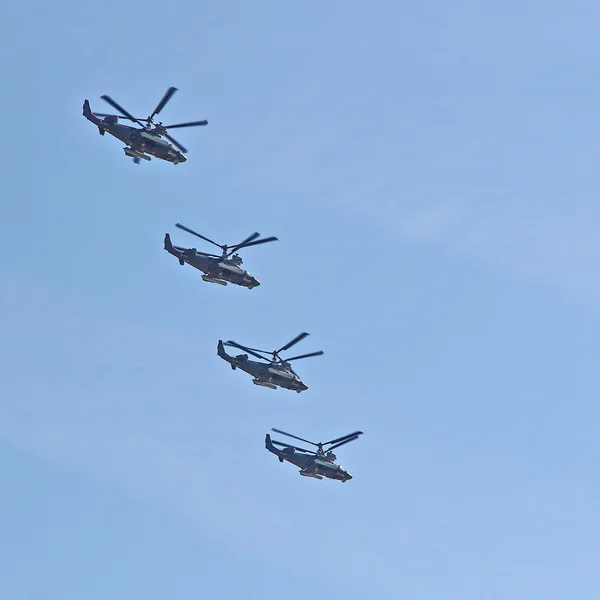 Demonstration flight of military helicopter — Stock Photo, Image