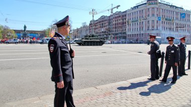 Cordon polis konvoy için Tverskayastree üzerinde bekleyin.