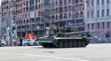 Sırtında askeri ulaşım yolu sonra zafer günü yürüyüşü