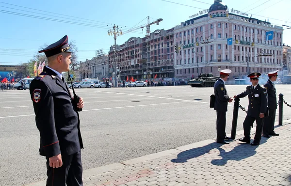 Policemen in cordon wait for motorcade on TverskayaStree — Stock Photo, Image