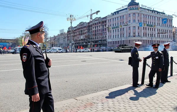 Policemen in cordon wait for motorcade on TverskayaStree — Stock Photo, Image