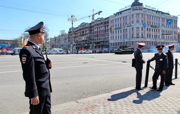 在 Tverskayastree 上，警察在警戒线等待车队 — 图库照片