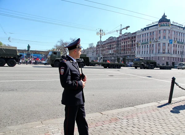 Policiais em cordão esperam pela caravana em TverskayaStree — Fotografia de Stock