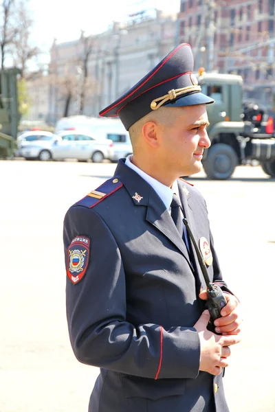 Policisté v cordon čekat na kolona aut na Tverskayastree — Stock fotografie