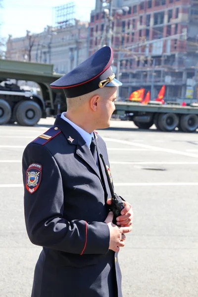 Des policiers à Cordon attendent le cortège sur TverskayaStree — Photo