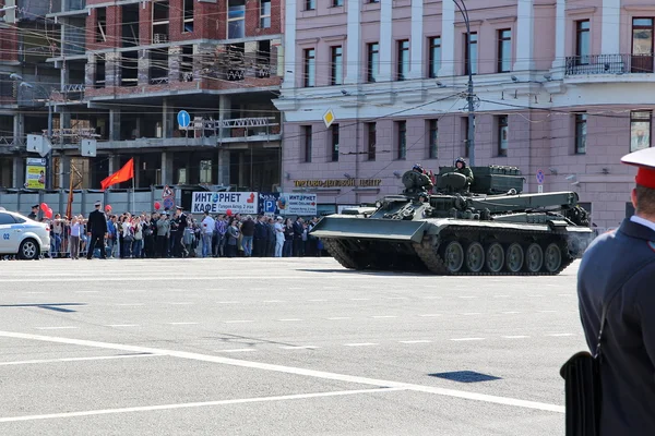 Военный транспорт на обратном пути после парада в честь Дня Победы — стоковое фото