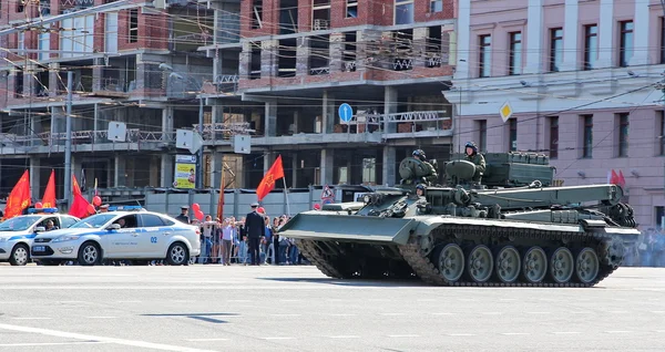 Военный транспорт на обратном пути после парада в честь Дня Победы — стоковое фото