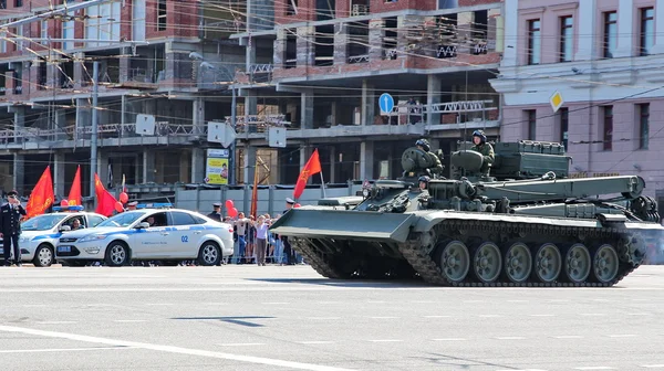 Военный транспорт на обратном пути после парада в честь Дня Победы — стоковое фото
