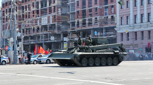 Transporte militar em seu caminho de volta após o desfile do Dia da Vitória — Fotografia de Stock
