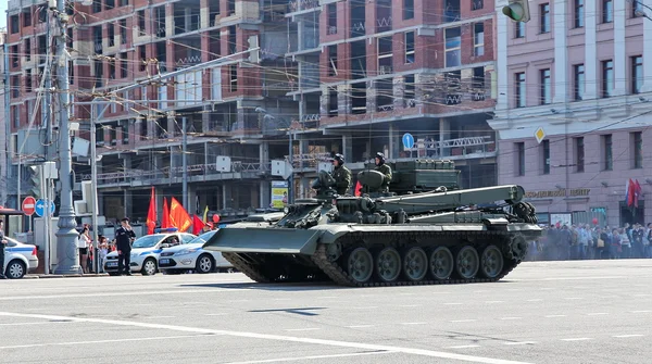 Військових перевезень на спині шлях після дня парад перемоги — стокове фото