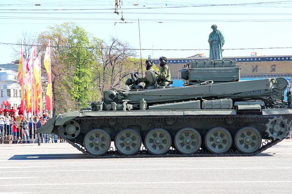 Военный транспорт на обратном пути после парада в честь Дня Победы — стоковое фото