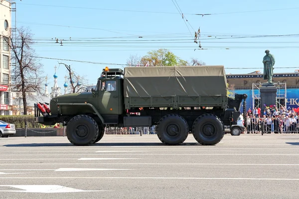 Военный транспорт на обратном пути после парада в честь Дня Победы — стоковое фото