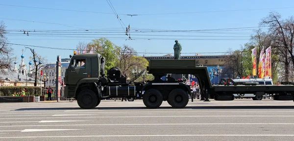 Transporte militar em seu caminho de volta após o desfile do Dia da Vitória — Fotografia de Stock