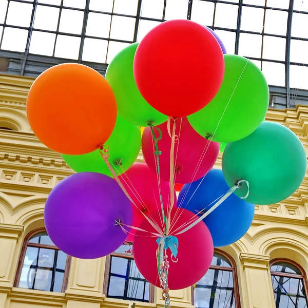 Bunte Luftballons mit fröhlicher Feier — Stockfoto