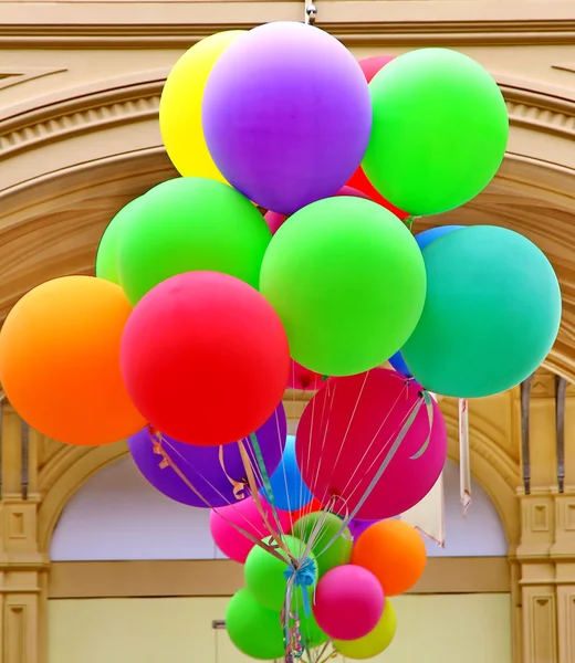 Kolorowe balony z partii zadowolony celebrowanie — Zdjęcie stockowe