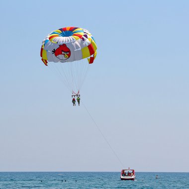 Mavi gökyüzünde parasailing.