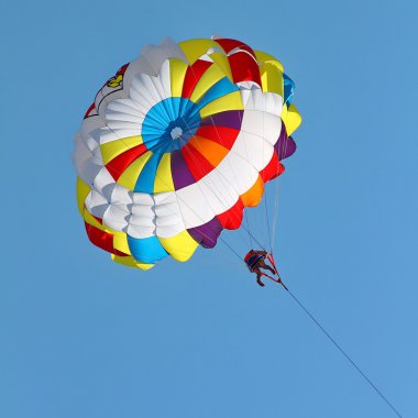 Mavi gökyüzünde parasailing.
