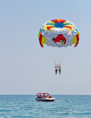 Mavi gökyüzünde parasailing.