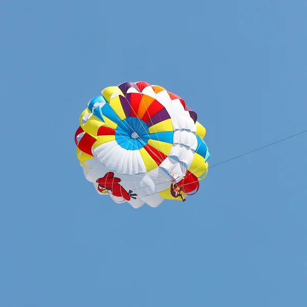 Mavi gökyüzünde parasailing. — Stok fotoğraf