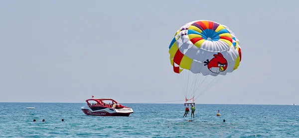 Parasailing in blauem Himmel. — Stockfoto