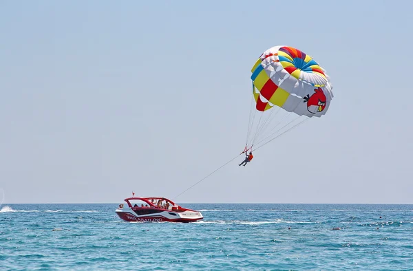 Parasailing em um céu azul . — Fotografia de Stock