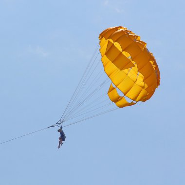 Mavi gökyüzünde parasailing