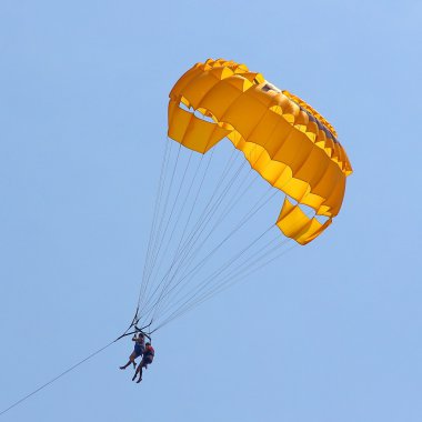 Mavi gökyüzünde parasailing