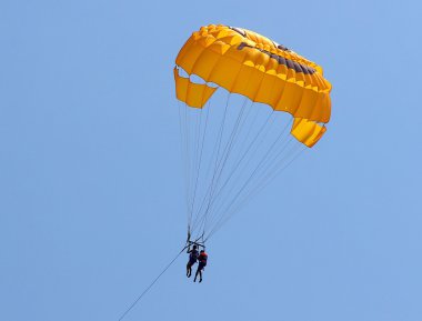 Mavi gökyüzünde parasailing