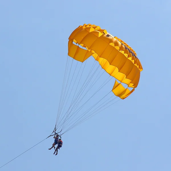 Mavi gökyüzünde parasailing — Stok fotoğraf