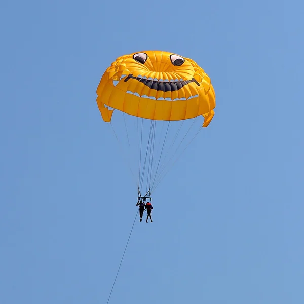 Parachutisme dans un ciel bleu — Photo