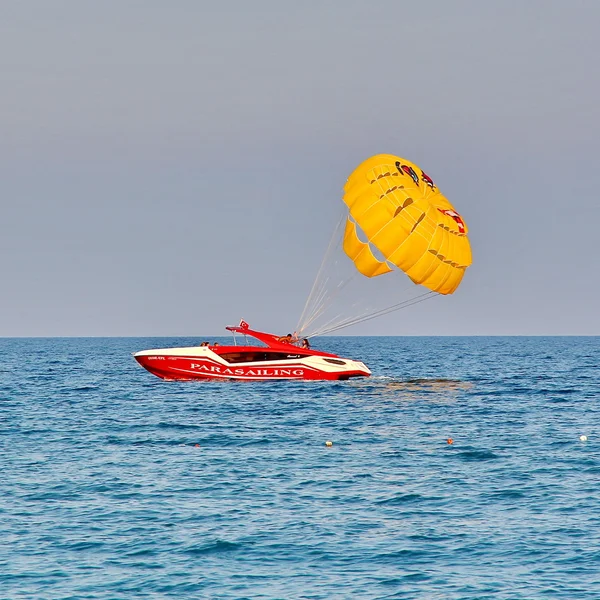 Mavi gökyüzünde parasailing — Stok fotoğraf